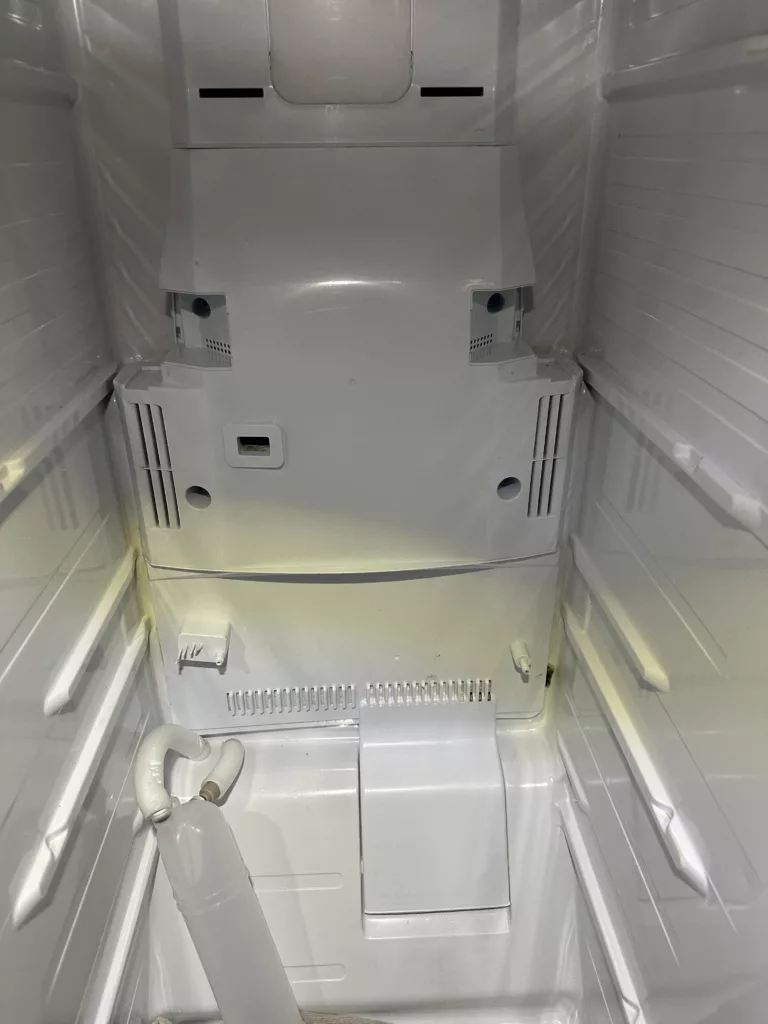 Obudowa grzałki parownika w lodówce Samsung RS7567THCSP/EF - widok na wnętrze lodówki