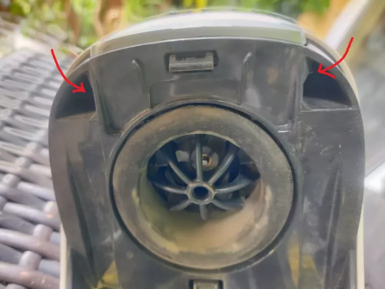 rys. 1 - Wkręty które należy odkręcić po zdjęciu pojemnika na kurz - na zdjęciu widok na wmontowany nowy silnik - odkurzacz pionowy Electrolux ES62HB25UV