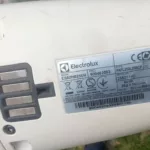 rys. 3 - Tabliczka znamionowa odkurzacza Electrolux ES62HB25UV - tych wkrętów nie ruszamy.