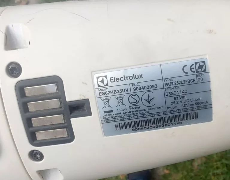 rys. 3 - Tabliczka znamionowa odkurzacza Electrolux ES62HB25UV - tych wkrętów nie ruszamy.