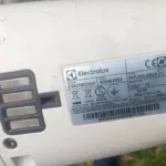 rys. 3 - Tabliczka znamionowa odkurzacza Electrolux ES62HB25UV - tych wkrętów nie ruszamy.