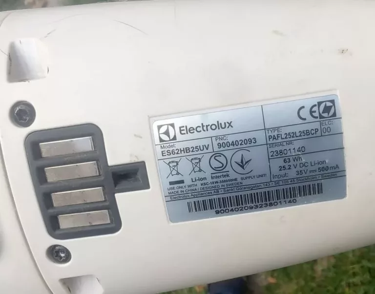 rys. 3 - Tabliczka znamionowa odkurzacza Electrolux ES62HB25UV - tych wkrętów nie ruszamy.