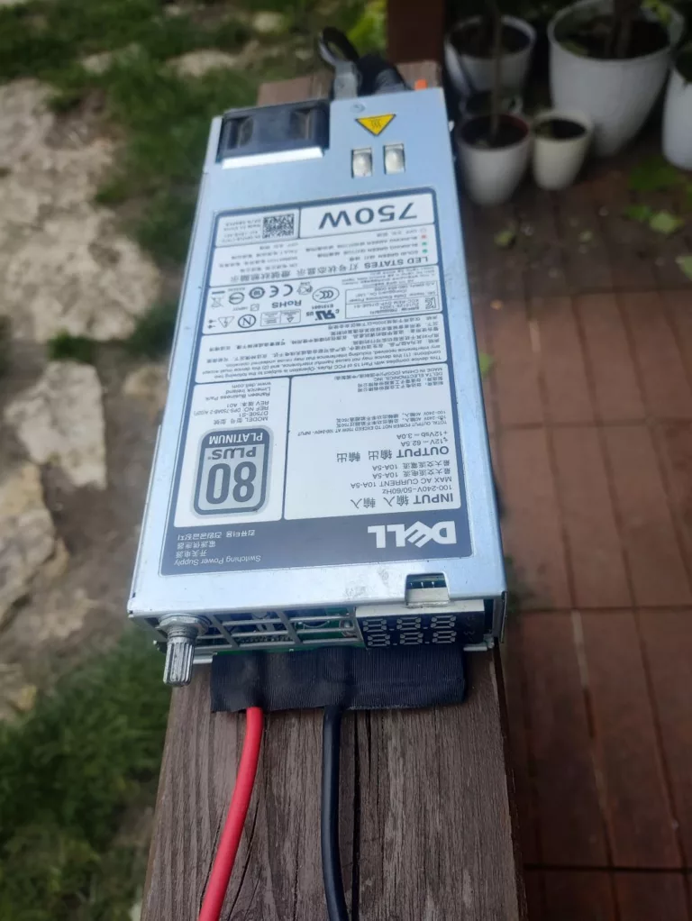 rys. 6 - zasilacz serwerowy Dell D750-S1 oraz ładowarka do różnych baterii o napięciu od 1 do 30V i natężeniu od 1 do 30A