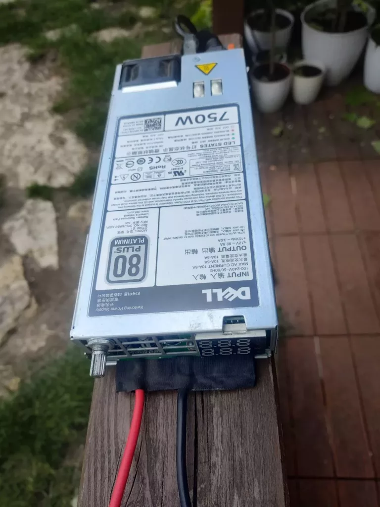 rys. 6 - zasilacz serwerowy Dell D750-S1 oraz ładowarka do różnych baterii o napięciu od 1 do 30V i natężeniu od 1 do 30A