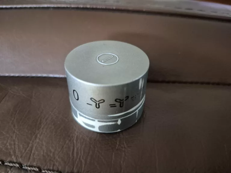 Uszkodzone pokrętło okapu Ikea Underverk 703.891 39 3050520993 - widok z boku