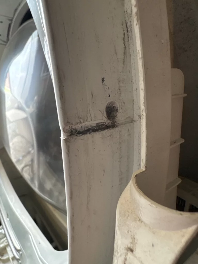 Widoczne uszkodzenia w suszarce Beko DS 7434 RX