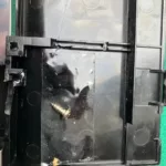 Lico szuflady kuchni Amica przed naprawą - trzyma się na dwóch małych wkrętach