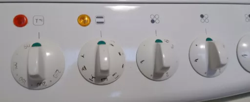 Wytarte pokrętła piekarnika w starej kuchni elektrycznej Amica C602.734TE - naprawiaj, nie wyrzucaj