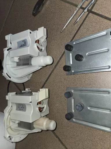 Na dnie zmywarki Whirlpool ADP4109 H pozostawała niewypompowana woda - naprawiaj, nie wyrzucaj