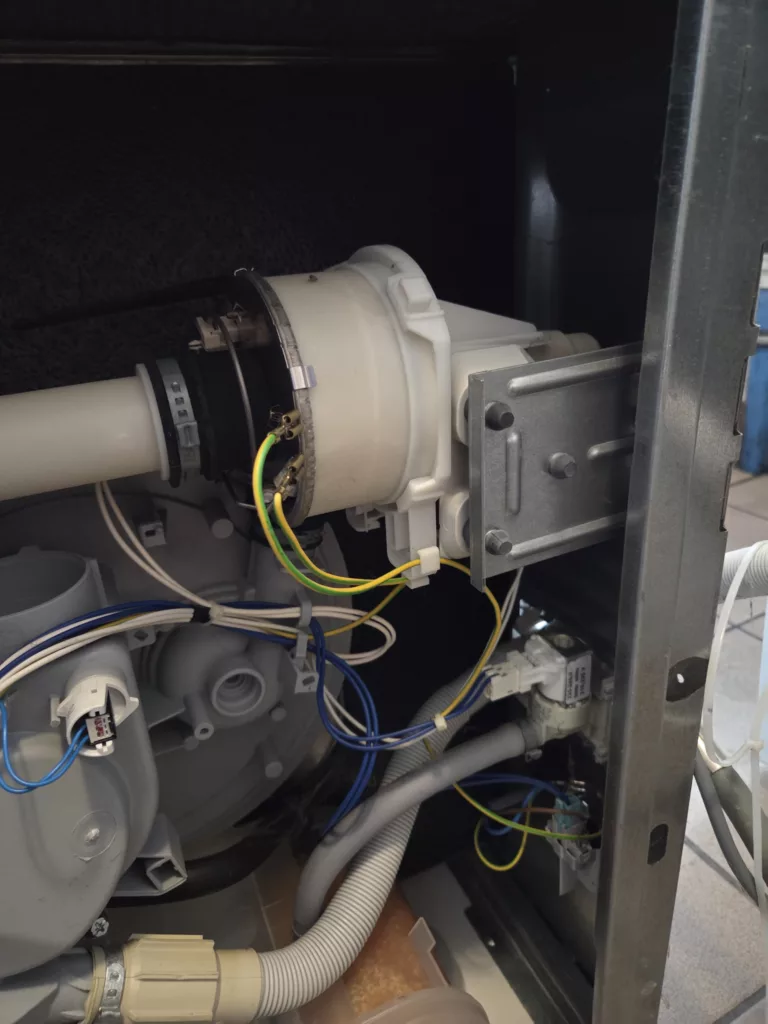 Wymiana pompy w zmywarce Whirlpool ADP4109 H - na dnie zmywarki pozostawała niewypompowana woda