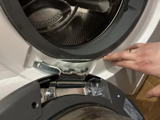 Fartuch przy drzwiczkach w pralce Whirlpool FFD 9469 BCV PL