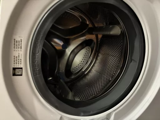 Nałożenie nowego fartucha w pralce Whirlpool FFD 9469 BCV PL