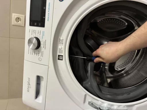 Zdejmowanie pierwszej opaski pralki Whirlpool FFD 9469 BCV PL