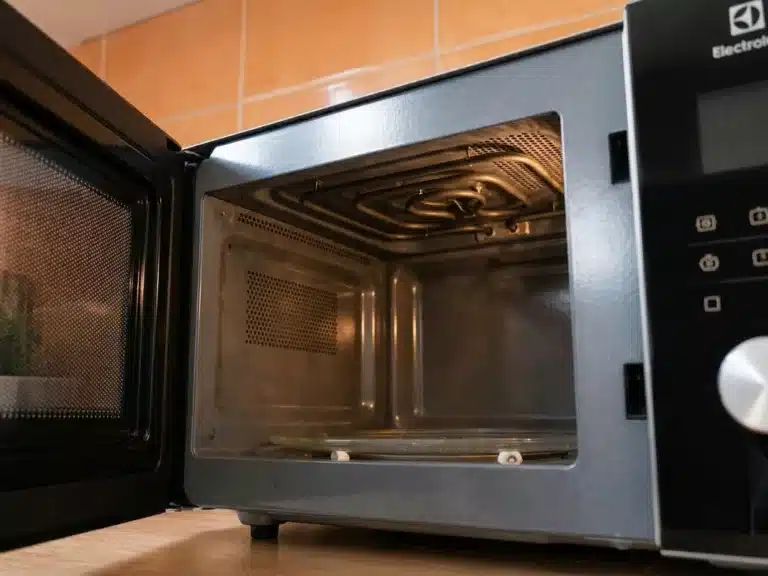 Kuchenka mikrofalowa Electrolux - wnętrze